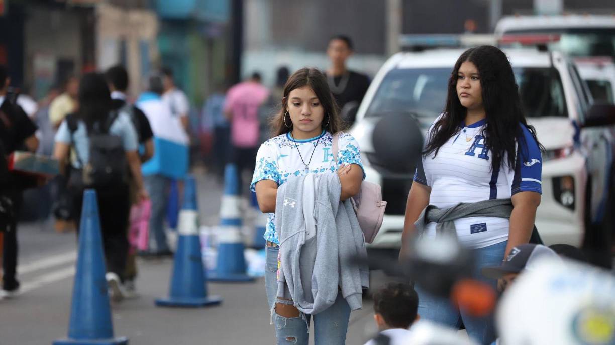 Las aficionadas catrachas llegaron por la tarde para ver el partido entre Honduras y México por la Nations League.