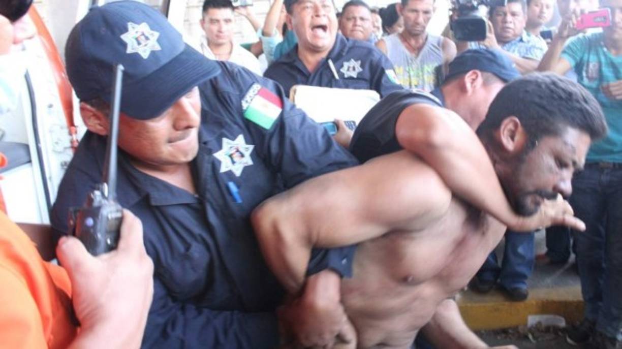 Los elementos de Protección Civil lo intentaron rescatar con una grúa y una soga. En la parte baja del semáforo lo esperaba una ambulancia y una enorme lona que era sostenida por decenas de ciudadanos que se prestaron al apoyo.