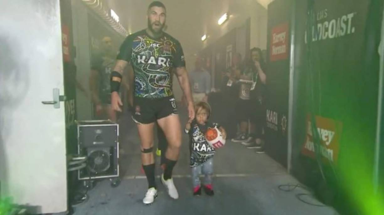 Algunas fotografías publicadas por una de sus hermanas, Guyala, también muestran el crecimiento de Quaden en 2012, 2013, 2015 y 2016.<br/>