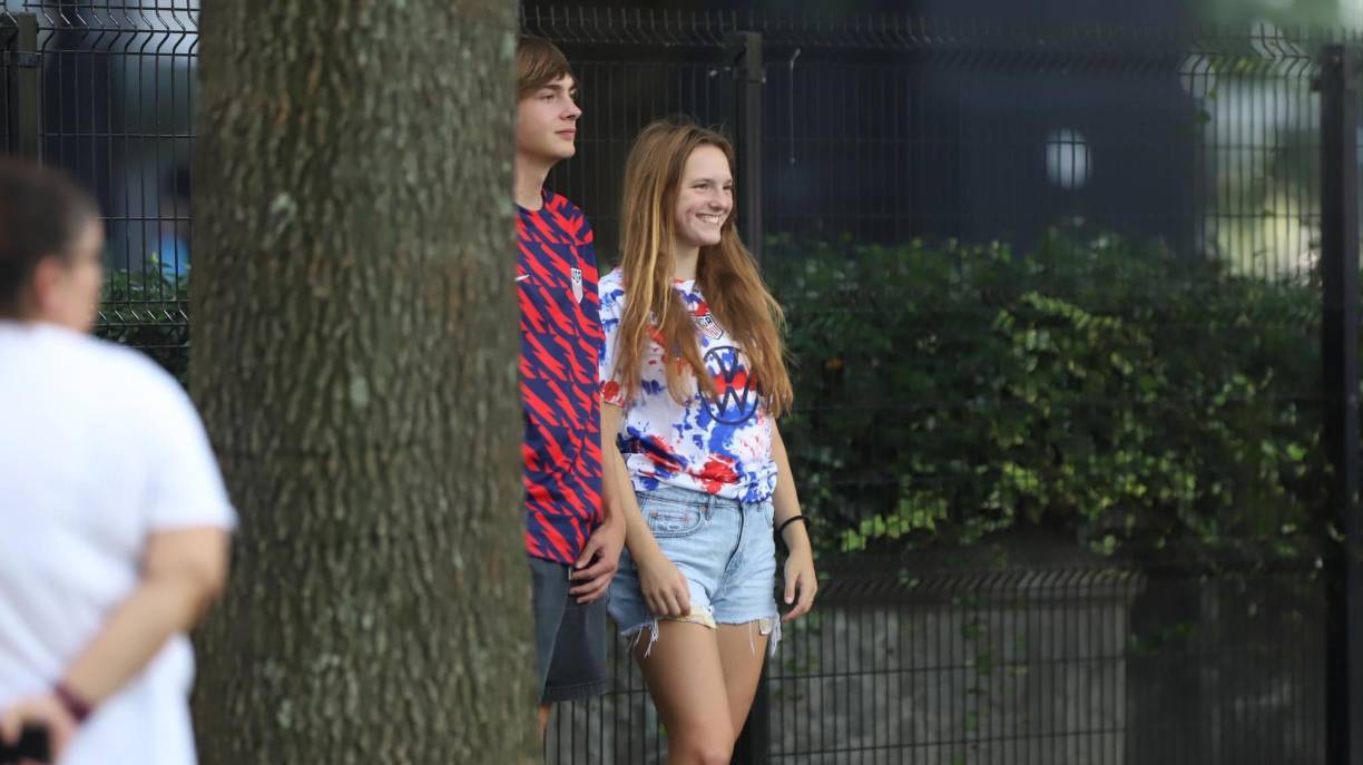Una pareja de estadounidenses en las afueras del estadio-.