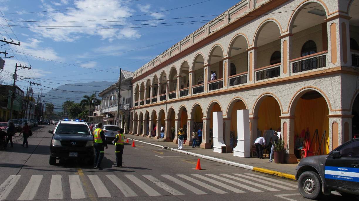 Un 24 de julio de 1893 se le dio a La Ceiba la categoría de ciudad puerto. En 1902, al crearse el departamento de Atlántida, quedó como la cabecera departamental. En los últimos años la ciudad se ha recuperado económicamente. 
