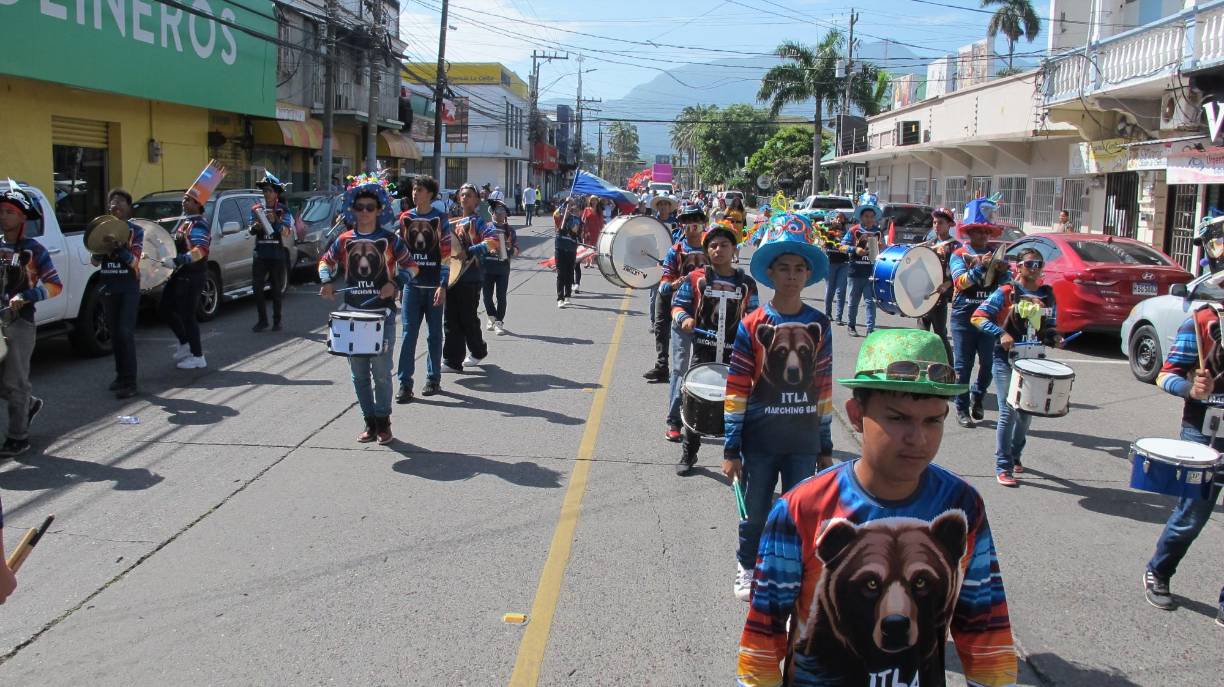 El desfile inició en horas de la mañana y concluyó en la plaza central donde se desarrollaron diversas actividades. 