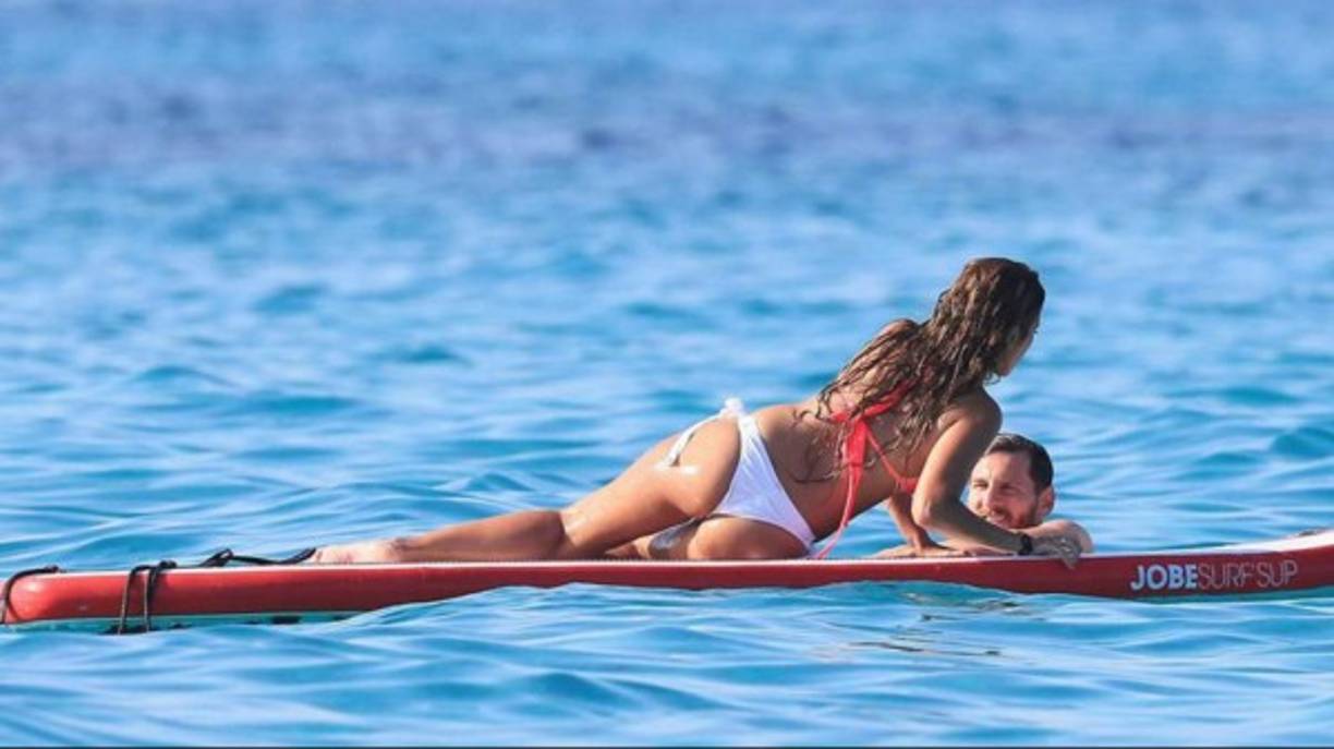 En Ibiza, alquilaron un lujoso yate y todos los días salen a navegar con sus dos hijos. Y, claro, los paparazzis están a pie del cañón (o del mar en este caso).