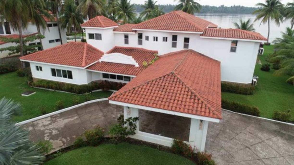 Una de las propiedades incautadas está localizada en la Costa del Sol. Foto/ FGR