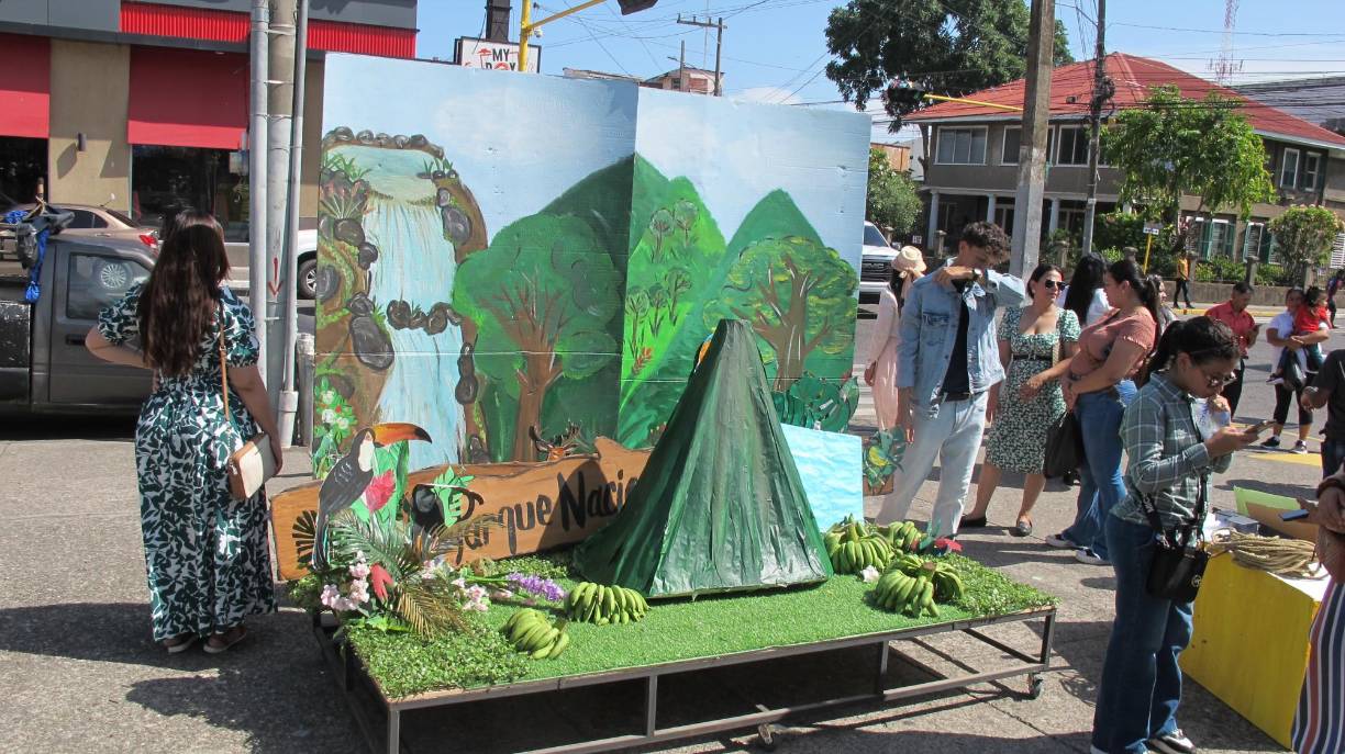 En el parque central se desarrollan un estand con mensajes y murales sobre la historia de La Ceiba. 