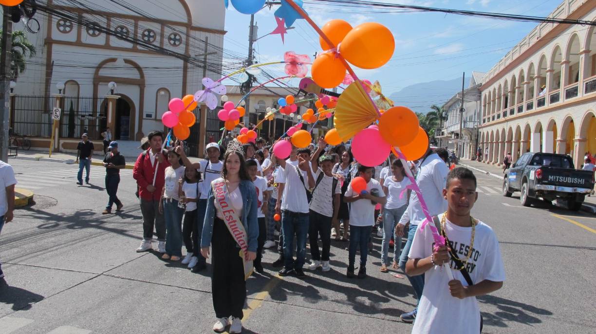 Alumnos de diversos colegios participaron en el desfile con mucho coolorido y entusiasmo. 