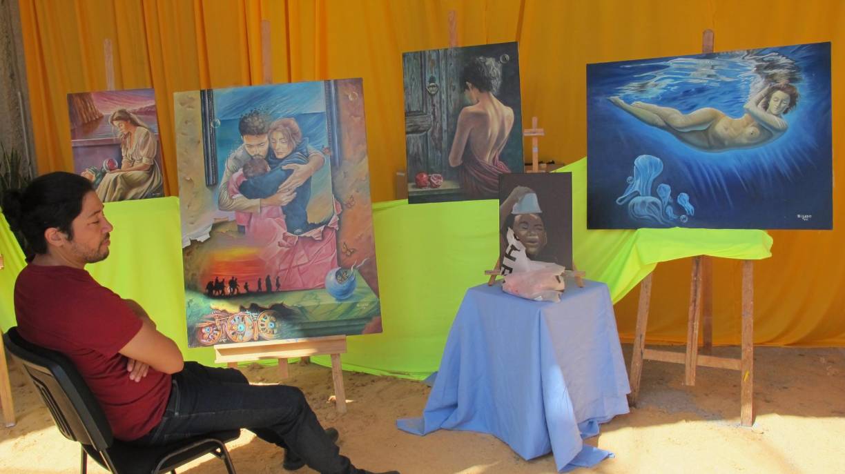 En los bajos de la alcaldía ceibeña se desarrolla una exposición de fotrografías con pintores de varias partes del país. 