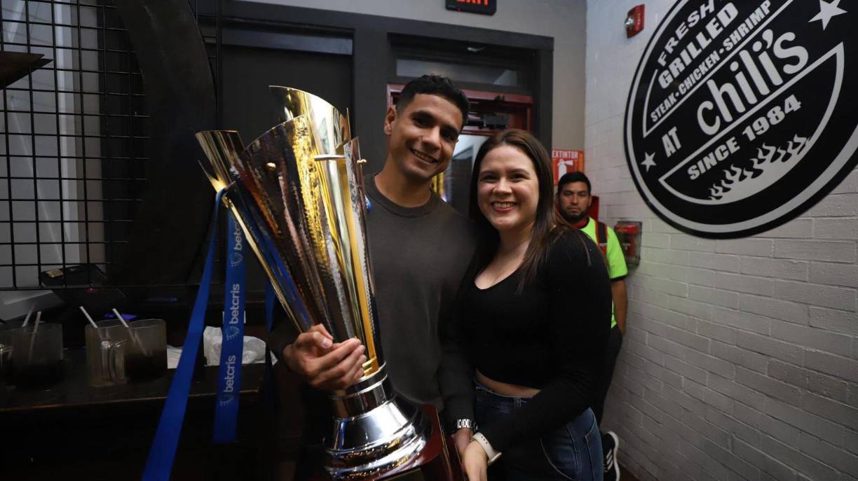 Carlos Pineda y su pareja levantando la 37. El mediocampista jugó todo el encuentro y le dedicó este título a su abuelo que ya descansa en paz.
