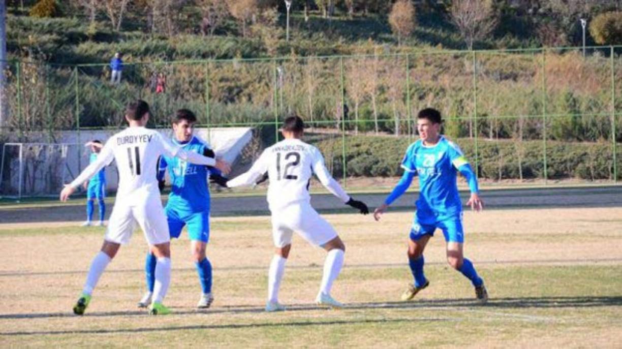 La Liga de Turkmenistán la disputan ocho equipos, que se enfrentan en cuatro vueltas, las dos primeras de las cuales concluyen a mediados de junio.