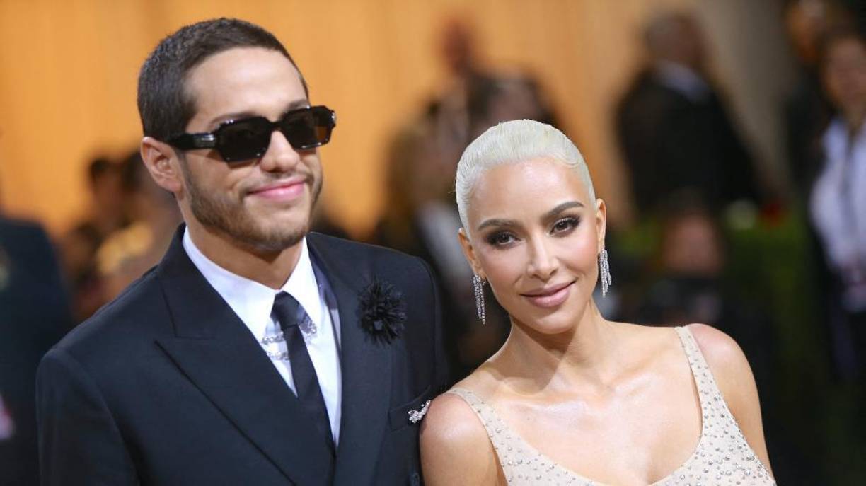 El noviazgo de Kim Kardashian y Pete Davidson salió a la luz en noviembre de 2021, y aunque sorprendió a muchos al principio, la pareja terminó por convencer al público en general, que ansiaba ver cómo la estrella de ‘reality’ superaba su difícil divorcio con el rapero Kanye West, mientras que el humorista dejaba por fin atrás su fallido compromiso con la cantante Ariana Grande. Pero la relación no llegó a buen puerto por la “mochila” que ella cargaba. Ella es 20 años mayor, tiene cuatro hijos y seguía casada con Kanye West, que siempre les creaba problemas, originaba peleas e insultaba a Davidson. 