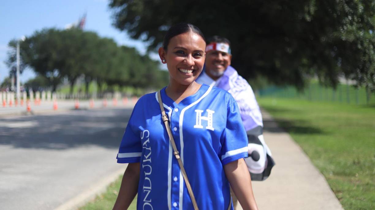 Aficionada hondureña llegó sonriente al estadio.