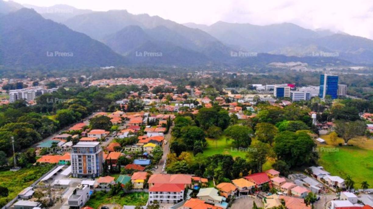 Uno de los detalles más imponentes de San Pedro Sula es su cordillera el Merendón, considerado el pulmón de la ciudad y del Valle de Sula (otras ciudades cercanas).<br/><br/>