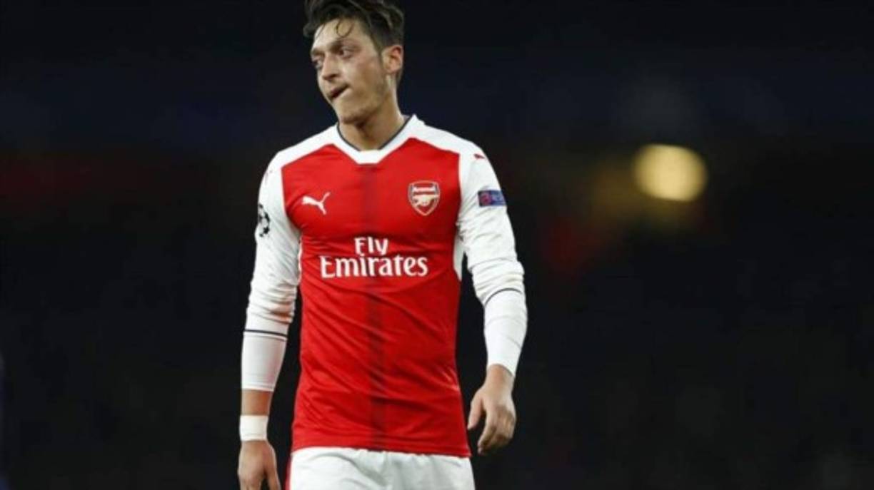 Mesut Özil : El mediocampista estaría meditando irse del Arsenal ya que no goza de la confianza de Unai Emery. Medios señalan que el Inter de Milán podría ser su nuevo destino.