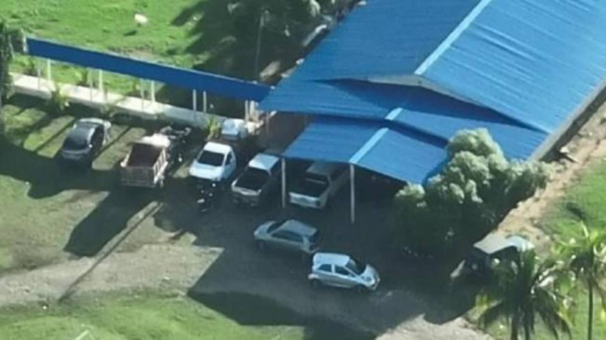 “En Paratebueno ubicamos al narco invisible Juan Antonio Gil Díaz, alias Toño, socio del máximo líder del Tren de Aragua y principal proveedor de armas y explosivos de esa organización criminal. Estaba construyendo su ‘Hacienda Nápoles’, al estilo Pablo Escobar”, afirmó el director de la Policía Nacional al confirmar la captura.