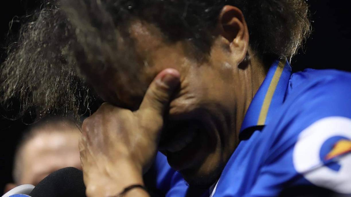 ‘Rambo’ de León rompió a llorar al abandonar el campo en su partido de despedida.