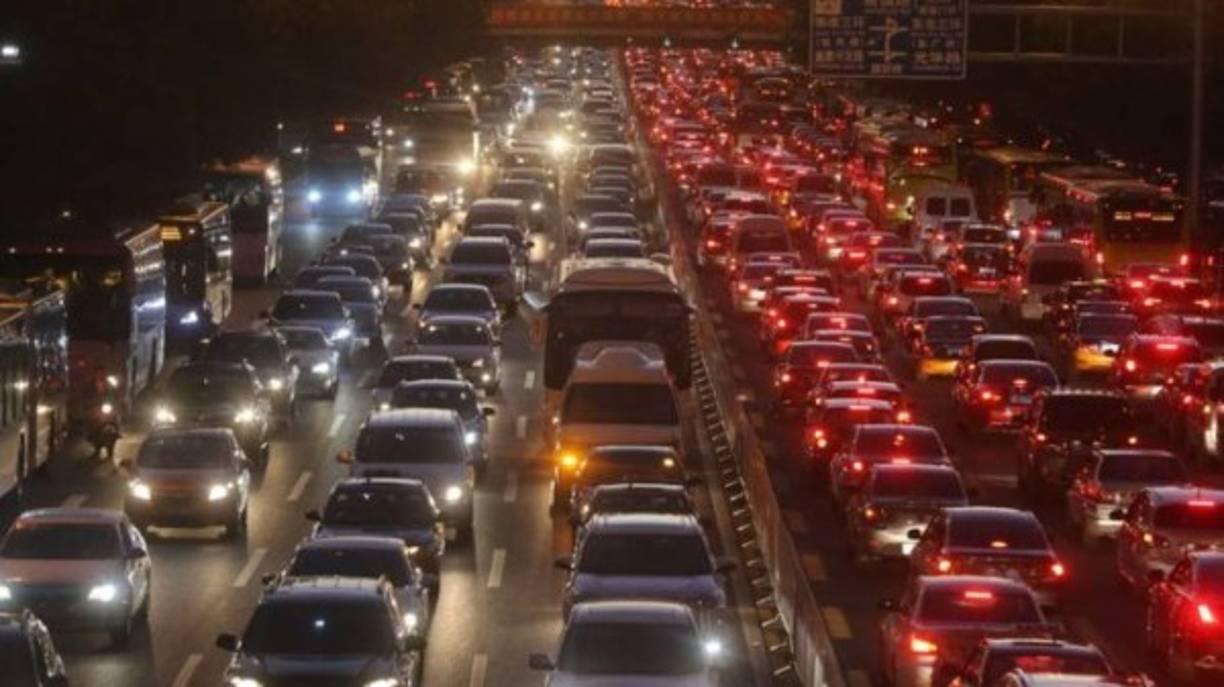 El tráfico es otro de los problemas que buscan solucionar las grandes urbes en China.