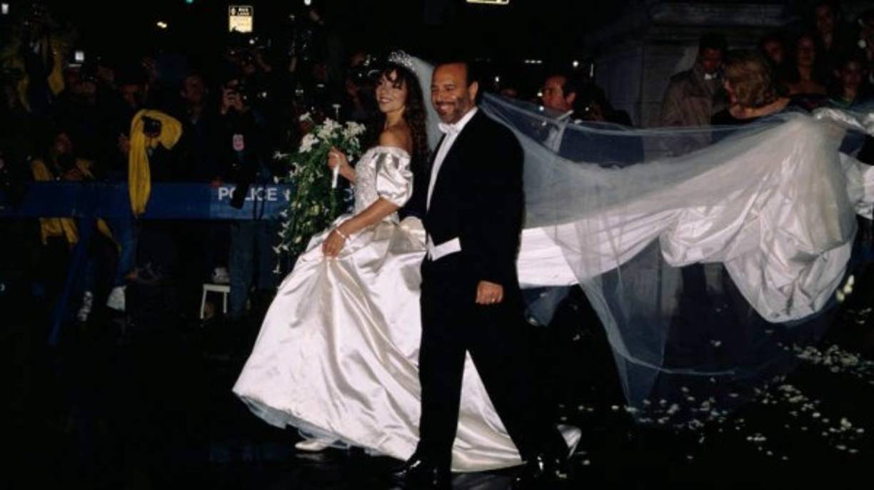 Lo que era una relación laboral, se hizo amorosa y ambos se casaron cuando ella tenía 23 y él 43 años en 1993.