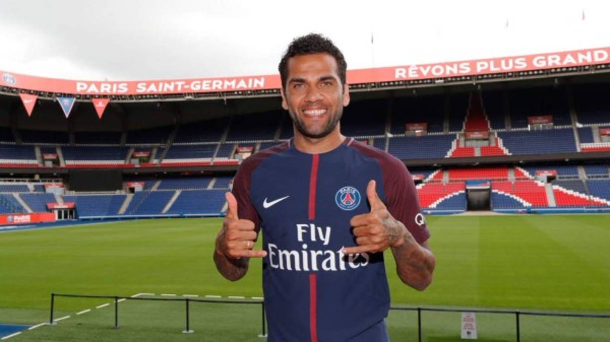 El lateral brasileño Dani Alves ha revelado que cuando defendía la camiseta del Sevilla, llegó a un acuerdo con el Liverpool y estuvo muy cerca de recalar en el conjunto de Anfield. En una entrevista con la revista FourFourTwo declaró que el acuerdo entre el Sevilla y el Liverpool 'estaba cerrado', aunque finalmente no se concluyó y acabó recalando en el FC Barcelona. 'no sé por qué razón a última hora no se concretó. Yo no llevé las negociaciones'. 'Algo similar pasó más adelante en mi carrera con el Chelsea y el Real Madrid. Pero al final todo salió bien por los 'culés' y para mí', sentenció.