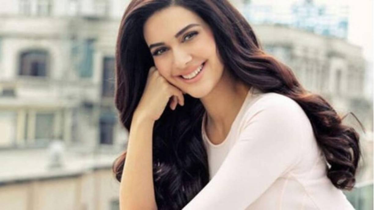 La actriz Bergüzar se convirtió en una estrella internacional gracias a su belleza natural, carisma y enorme presencia en la pantalla chica.