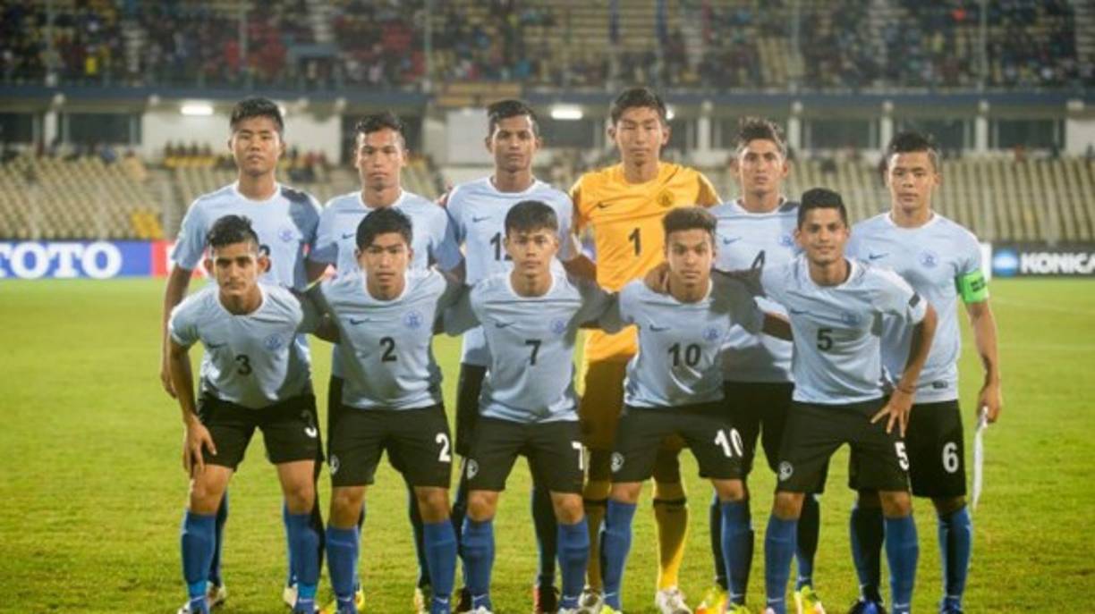 India, como país anfitrión, está automáticamente clasificado para la Copa Mundial Sub-17. Es una selección habitual de la zona baja de la Clasificación Mundial FIFA, es un combinado al que le cuesta destacar incluso a nivel continental. De hecho, el segundo país más poblado del planeta apenas ha tenido protagonismo a nivel internacional en las últimas cuatro décadas, y nunca ha representado a Asia en un torneo de la FIFA.