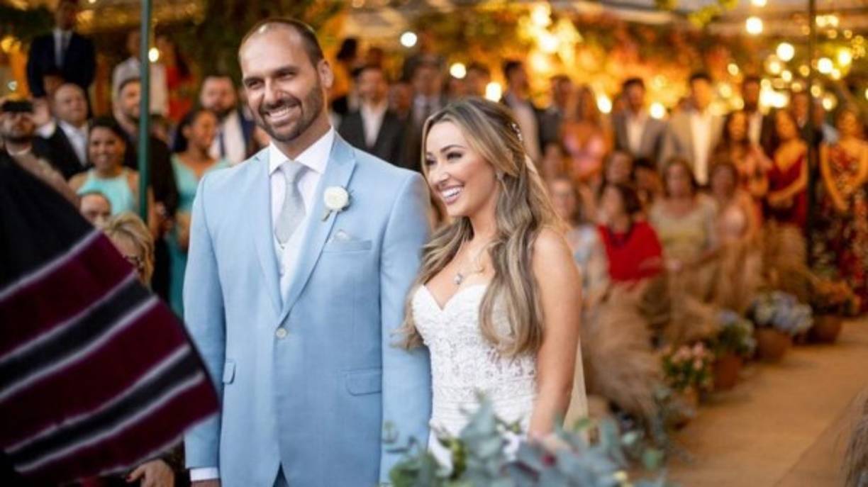 El diputado brasileño Eduardo Bolsonaro se casó el sábado con la psicóloga Heloisa Wolf, bajo un gran despliegue de seguridad y en medio de fuertes protestas contra su padre, el presidente Jair Bolsonaro.