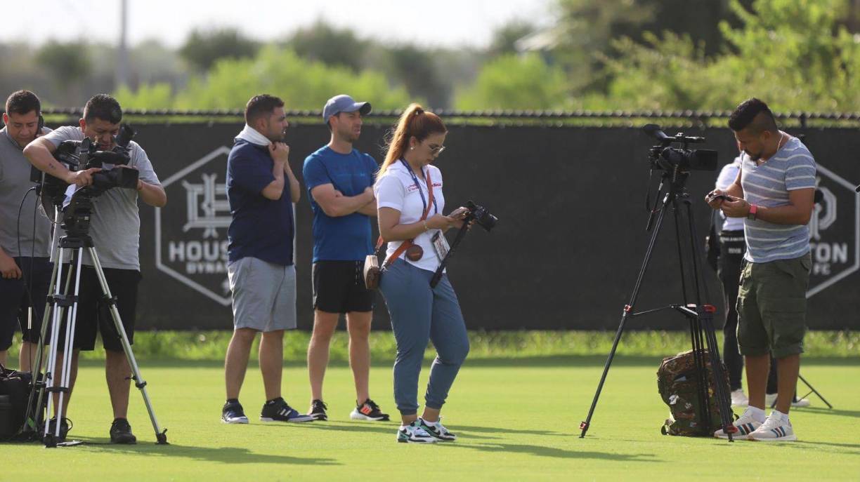 Asimismo, también se hizo presente la periodista hondureña, Jenny Fernández, quien cautivo en el entrenamiento de la selección de México.