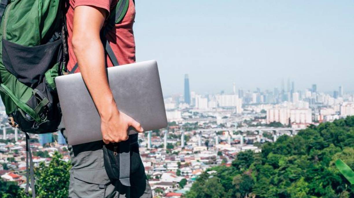 En la última década hemos podido ver cómo se ha producido<b> un aumento</b> de las ofertas de trabajo a distancia en todo tipo de sectores como el tecnológico, el del marketing digital, diseño gráfico, atención al cliente, traducción y muchos otros. Un modelo de trabajo en remoto que permite trabajar desde la <b>comodidad</b> del hogar o, si lo prefieres, mientras viajas por todo el mundo, sin tener una residencia fija.