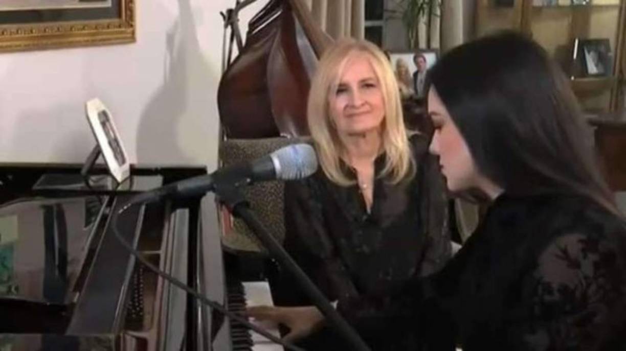 Sarita Sosa comenzó tocando el piano antes de entrevistar a su madre Sara Salazar.