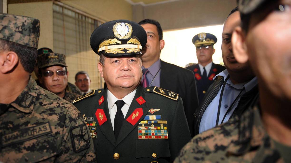 <b>Romeo Orlando Vásquez Velásquez</b>, exjefe del Estado Mayor Conjunto de las Fuerzas Armadas, fue capturado tras el requerimiento fiscal presentado por el Ministerio Público (MP) en su contra por los delitos de <b>homicidio</b> y <b>lesiones graves</b>.