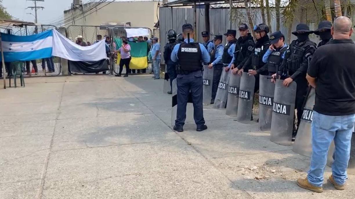 Más de 30 días estuvieron tomadas las instalaciones por parte de miembros del partido Libertad y Refundación (Libre).