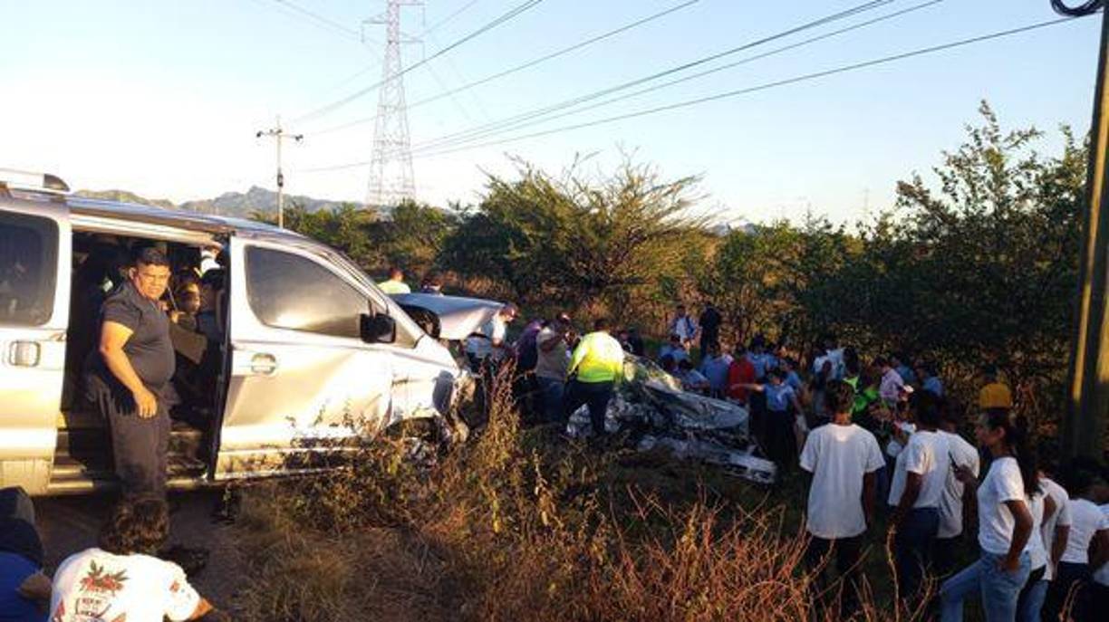 Los pasajeros del microbús, al parecer procedentes de El Salvador, se dirigían hacia Nicaragua para asistir a un evento deportivo, indicó un oficial de la Policía Nacional.