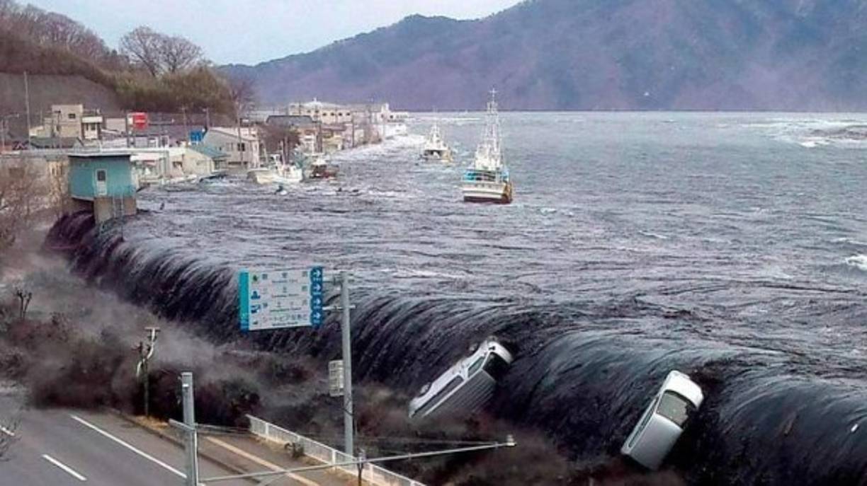 El 11 de marzo de 2011, Japón: el país se vio sacudido por un sismo de magnitud 9, seguido de un tsunami que arrasó varias localidades a lo largo de la costa noreste del país.<br/><br/>Unas 19.000 personas fallecieron o desaparecieron con la entrada de la masa de agua en tierra firme, que devastó todo a su paso.<br/><br/>La masa de agua inundó también la central nuclear de Fukushima, dañando sus reactores, en lo que se convirtió en el peor accidente nuclear desde el de la la central soviética de Chernóbil, en 1986.<br/><br/>El desastre marcó profundamente a los japoneses y aún hay afectados por la catástrofe que siguen viviendo en alojamientos temporales.
