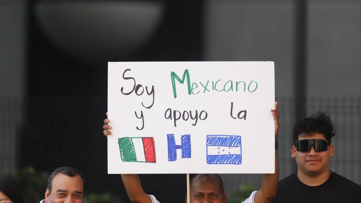 Un mexicano sorprendió ya que llegó a darle apoyo a la selección de Honduras. 