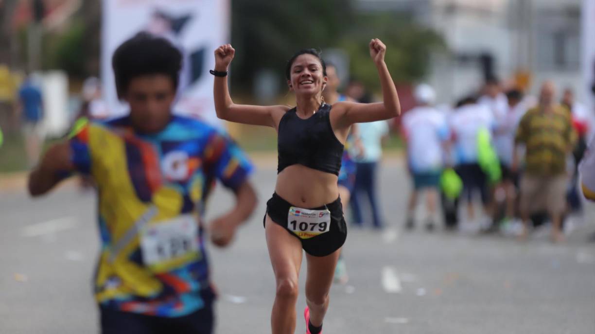 La corredora 1079 cruzó la meta con una sonrisa en su rostro, mostrando que está físicamente a la altura.
