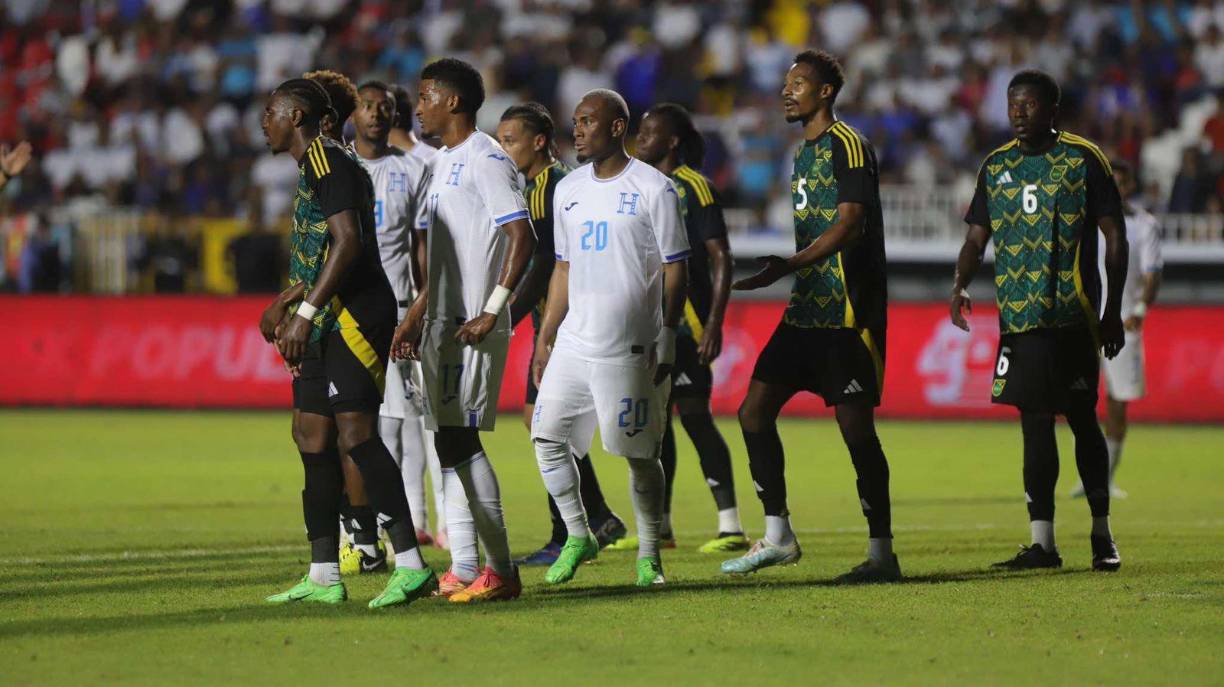 9. Excesos de centros al área: Jamaica se miraba más vulnerable con el balón a ras de pasto, pero Honduras se murió enviando centros al área, cuando se conoce de antemano la altura de los defensores jamaicanos. Por juego aéreo era casi imposible herir a los caribeños.