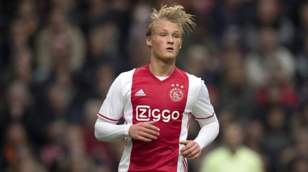 Dentro del casting de delanteros del Real Madrid para la próxima temporada, hay dos nombres que sobresalen sobre los demás entre las conversaciones de los directivos del club. El primero es, como no, el de Kylian Mbappé, la nueva perla del fútbol mundial, y el segundo, Kasper Dolberg, que cuenta con argumentos suficientes como para haber llamado la atención del vigente campeón de Europa. Este joven danés está siendo vigilado de cerca desde hace meses, conscientes del potencial que atesora y de una calidad superior que le hace candidato ideal para luchar por el puesto de delantero titular del Real Madrid en el futuro. A sus 19 años, Dolberg ha llamado a la puerta de los grandes gracias a una capacidad goleadora notable, aderezada por una finura técnica impropia de un ‘9’. El Barcelona también le sigue la pista.