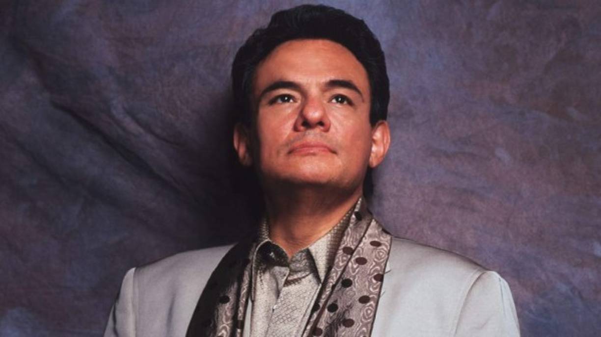 El intérprete de 'Gavilán o Paloma' fue ingresado el pasado 06 de febrero en el Coral Gables Hospital, en Miami, Florida para seguirse tratando el cáncer de páncreas del que padece. José José ha experimentado varios problemas de salud durante su brillante carrera.