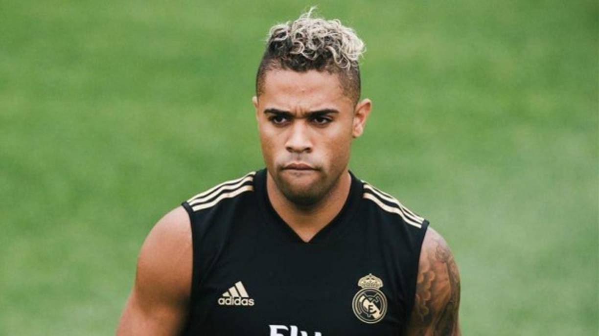 Según O Jogo, el Benfica ya se habría puesto en contacto con el Real Madrid para negociar la contratación de Mariano en este mercado de invierno. La fórmula para que el ariete llegue al equipo portugués sería una cesión con opción de compra. De esta manera el atacante no seguirá en el club ya que no entra en los planes de Zidane.