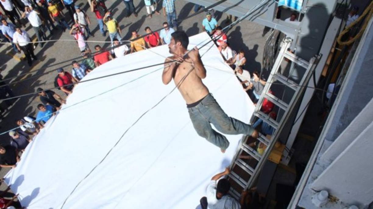 En un primer intento saltó al vacío enredándose entre los cables de una línea telefónica y los cables que alimentan al semáforo de este crucero, al que luego trepó para evitar ser rescatado.