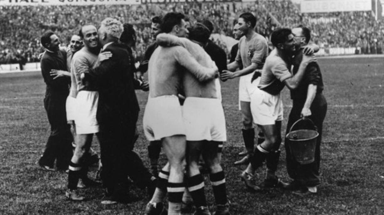 Italianos celebran su bicampeonato en el Mundial de Francia 1938.<br/><br/>Imagen tomada de https://es.fifa.com
