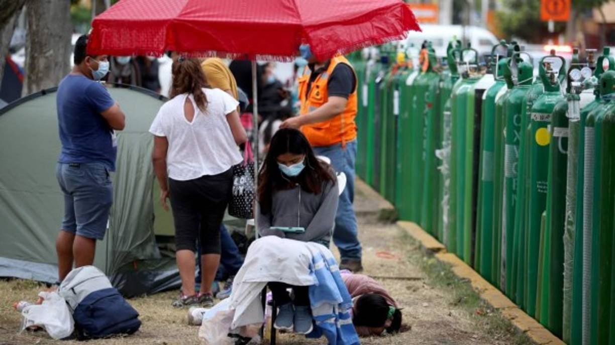 Yamil Antonio Suca llegó en la madrugada a un centro de distribución en El Callao, el puerto contiguo a la capital peruana, confiando en estar entre los afortunados que consiguiera llenar su cilindro. Otros a su lado llevaban dos o tres días de espera.