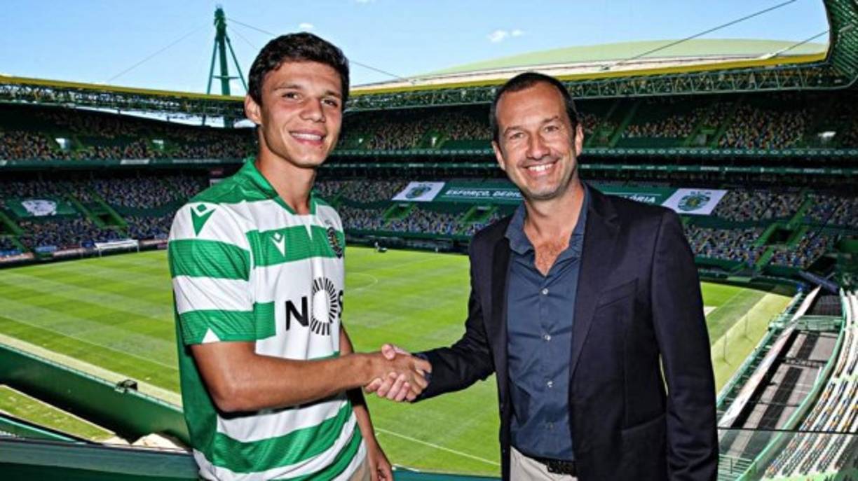 El Sporting de Lisboa ha renovado a Eduardo Quaresma, su perla que es codiciada por varios clubes europeos. El defensa central de 18 años renovó hasta 2025 y ahora tiene una cláusula de 45 millones de euros.<br/><br/>'Esta renovación demuestra que el club cree en mi y que yo creo en el club. Vamos a estar juntos durante años', aseguró el defensa tras firmar el contrato en compañía del presidente, Frederico Varandas.