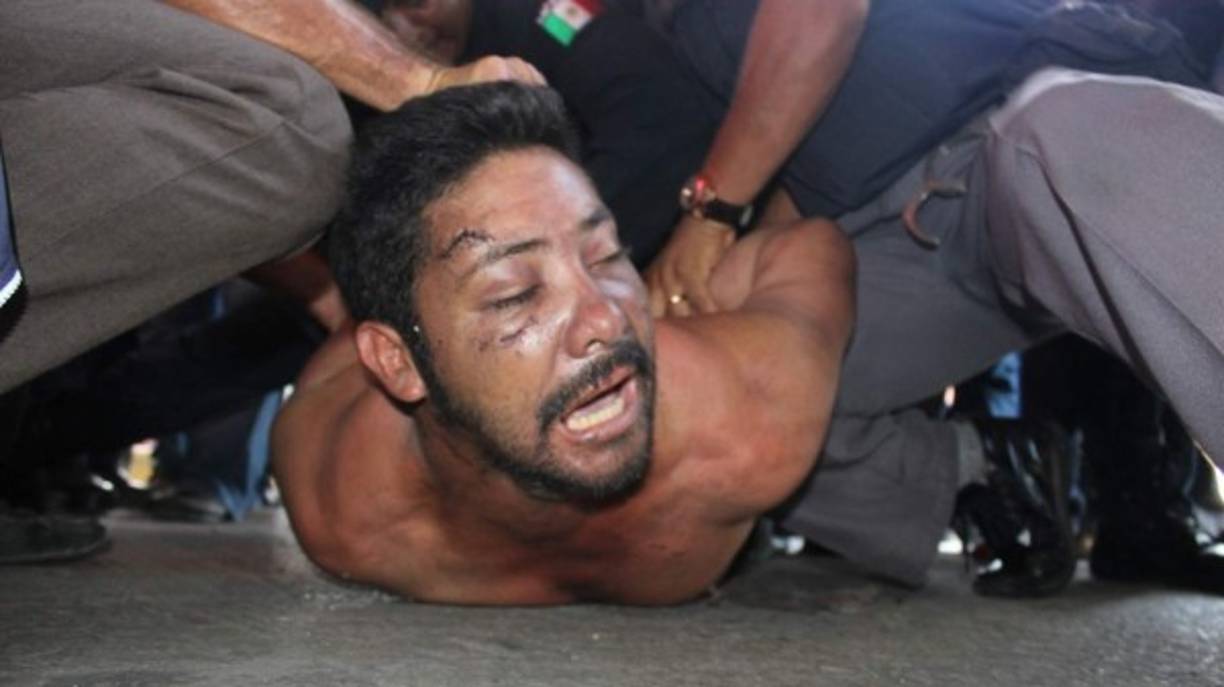 Pero Óscar no quería ser rescatado y saltó nuevamente logrando colgarse de los cables para luego caer para fortuna suya, de pie, rozando en una escalera metálica que había sido colocada en el semáforo.