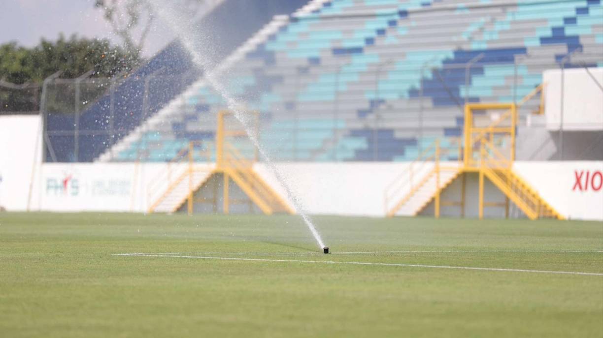 Los aspersores se activaron para que a la hora del Real España vs Olimpia el césped pueda lucir en óptimas condiciones.