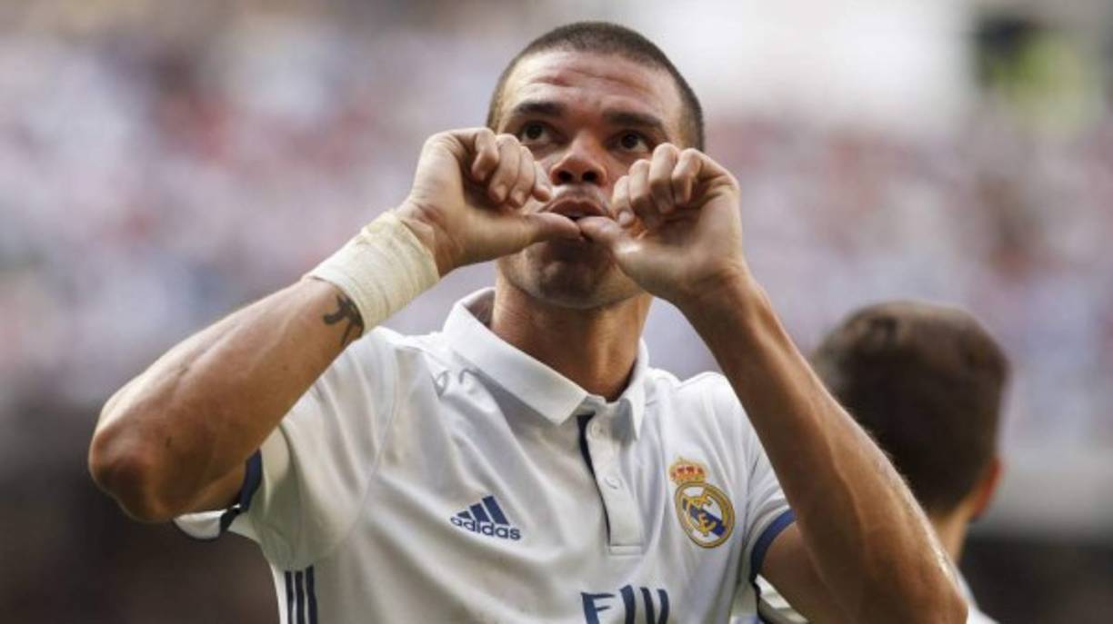 Pepe sigue sin llegar a un acuerdo para renovar su contrato con el Real Madrid debido a que el club blanco continúa ignorando su petición de ampliar directamente dos años su vínculo. El conjunto merengue es consciente de que el rendimiento del central va a ir en descenso en las próximas temporadas y tan sólo le ha ofrecido un año más. Según COPE, el portugués estaría dispuesto a dejar el conjunto blanco si no acceden a sus pretensiones en cuanto a la duración de su contrato.