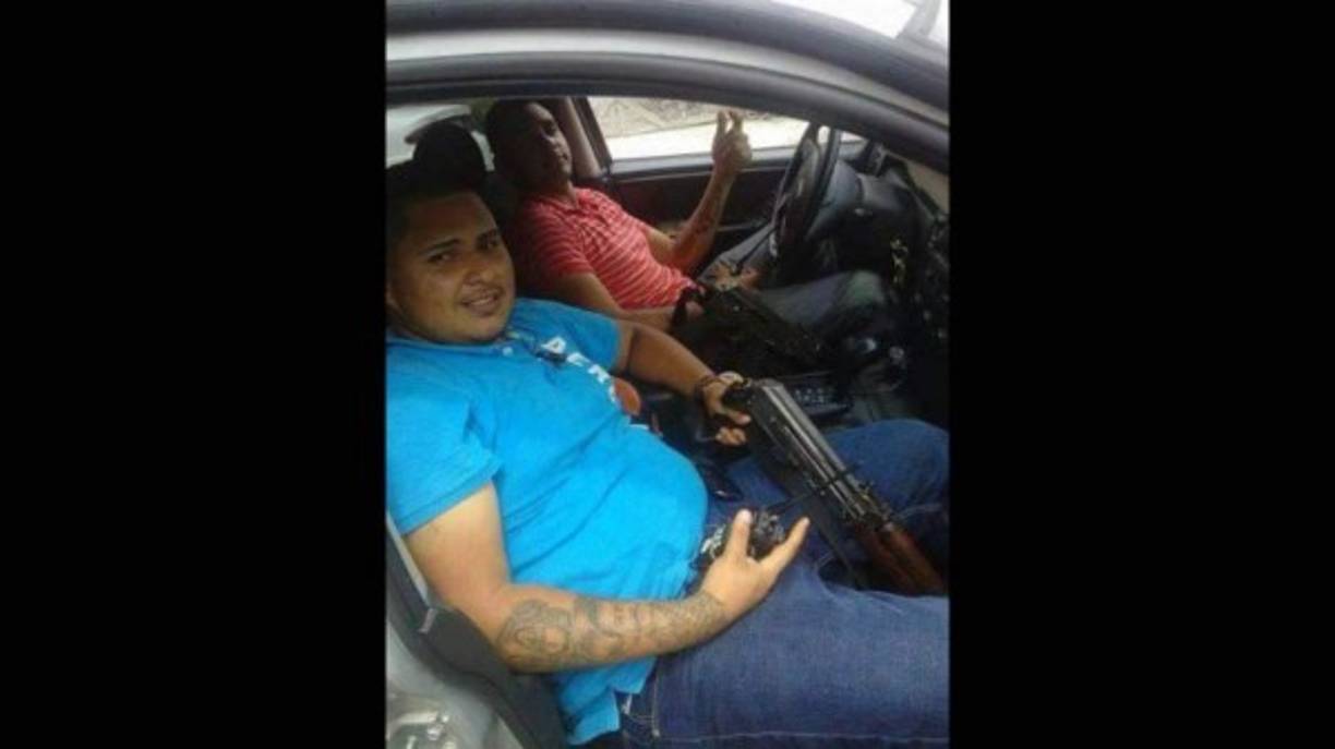 En la mayoría de las fotografías, los supuestos sicarios del cartel posan con armas pesadas.