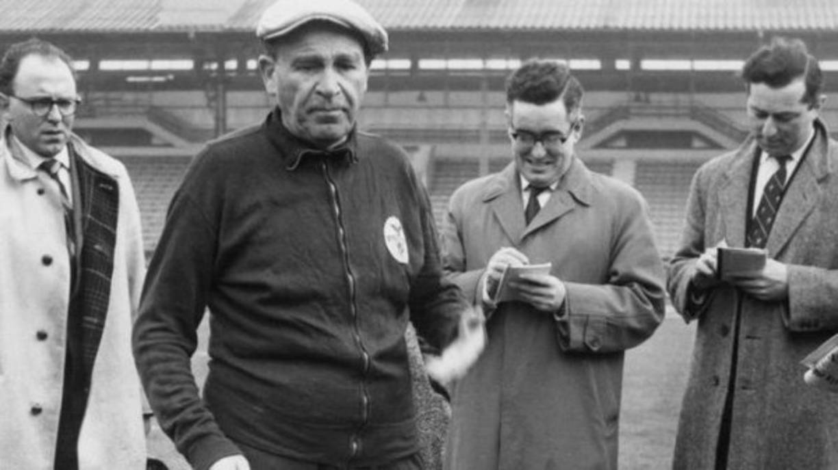 La Maldición de Guttmann, entrenador húngaro, que llevó al Benfica a ganar dos Copas de Europa en el arranque de los sesenta, fue despedido por la entidad portuguesa debido a que pidió un aumento de sueldo. El día que se despidió del club lo hizo lanzando una sentencia que en aquel momento fue tomada de forma anecdótica pero que se ha convertido en toda una losa para el Benfica. “Sin mí, el Benfica no volverá a ganar una copa europea”. Desde entonces ha disputado seis finales y las ha perdido. Cinco de Copa de Europa y una de la Uefa.