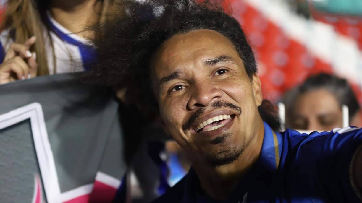 ‘Rambo’ de León después empezó a sonreír y posó con aficionados que le pidieron una selfie.