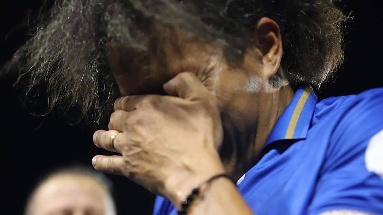 ‘Rambo’ de León rompió a llorar al abandonar el campo en su partido de despedida.