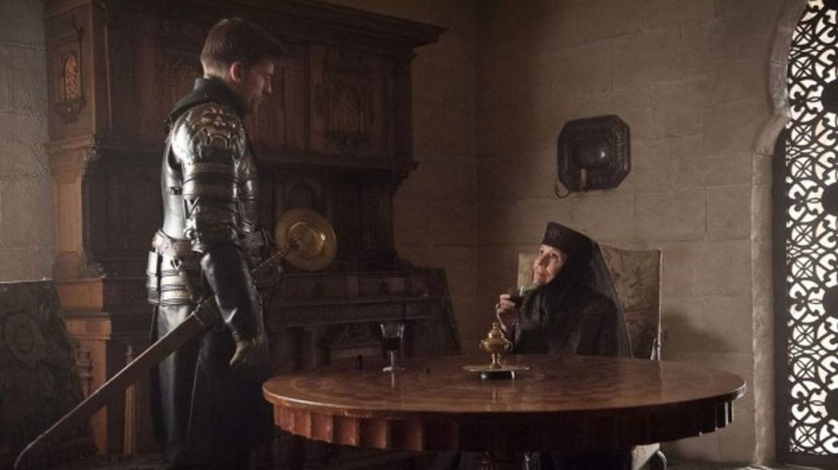 LA VERDADERA ASESINA DE JOFFREY<br/>Una vez derrotada e ingerido el veneno del que morirá, Lady Olenna Tyrell confiesa que fue ella la que envenenó al rey Joffrey para salvar a su nieta Margaery Tyrell de casarse con él. La confesión le fue hecha a un sorprendido e indignado Jamie Lannister.